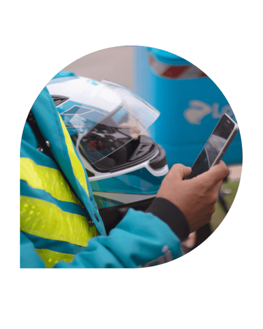 imagem de entregador da Loggi mexendo no seu smartphone