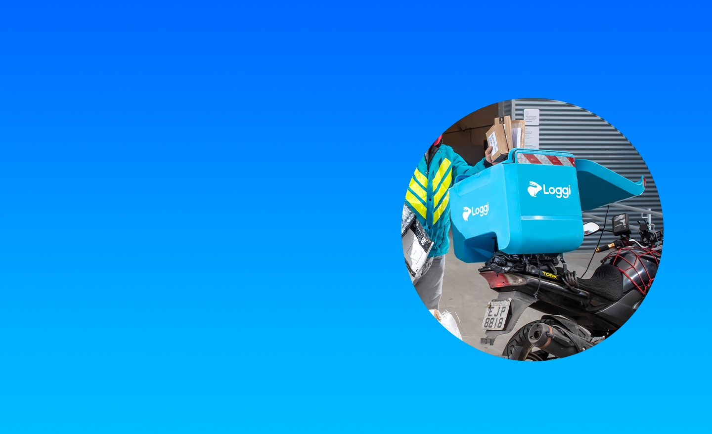 Foto do baú azul de um entregador da Loggi