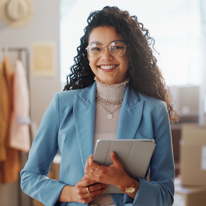 Mulher empreendedora olhando para a câmera com confiança, segurando um tablet, pronta para usar um cronograma de posta