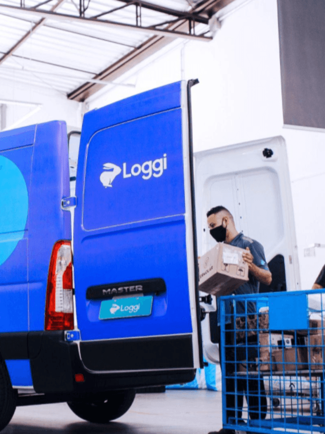 A imagem mostra uma das vans da Loggi sendo carregada com pacotes por um homem de camisa preta. A van está localizada em um dos crossdockings da Loggi.